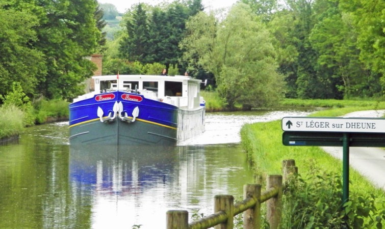 La barcaza "Finesse" llegando a St-Leger-sur-Dheune (Borgoña) CRUCEROS FLUVIALES POR CANALES FINESSE EUROPEAN WATERWAYS CRUCEROS FRANCIA CRUCEROS BORGOÑA BOURGOGNE CRUISES SOUTHERN BURGUNDY CRUISES CANAL DE LA BORGOÑA CRUCEROS CRUCEROS DE LUJO CHARTER CRUCEROS CHARTER BARCAZAS PENICHE CRUISES CROISIERE BORGOGNE #Finesse #EuropeanWaterways #CruiseBarge #BargeCruises #HotelBarge #Barcazas #Crucerosdelujo #CrucerosFrancia #CrucerosCanales #FinesseCroisieres #FinesseCruises #CrucerosPrivados #AlquilerBarcos #Charter #Crucerosenfamilia #CrucerosenGrupo #CrucerosEuropa #EuropeanCruises